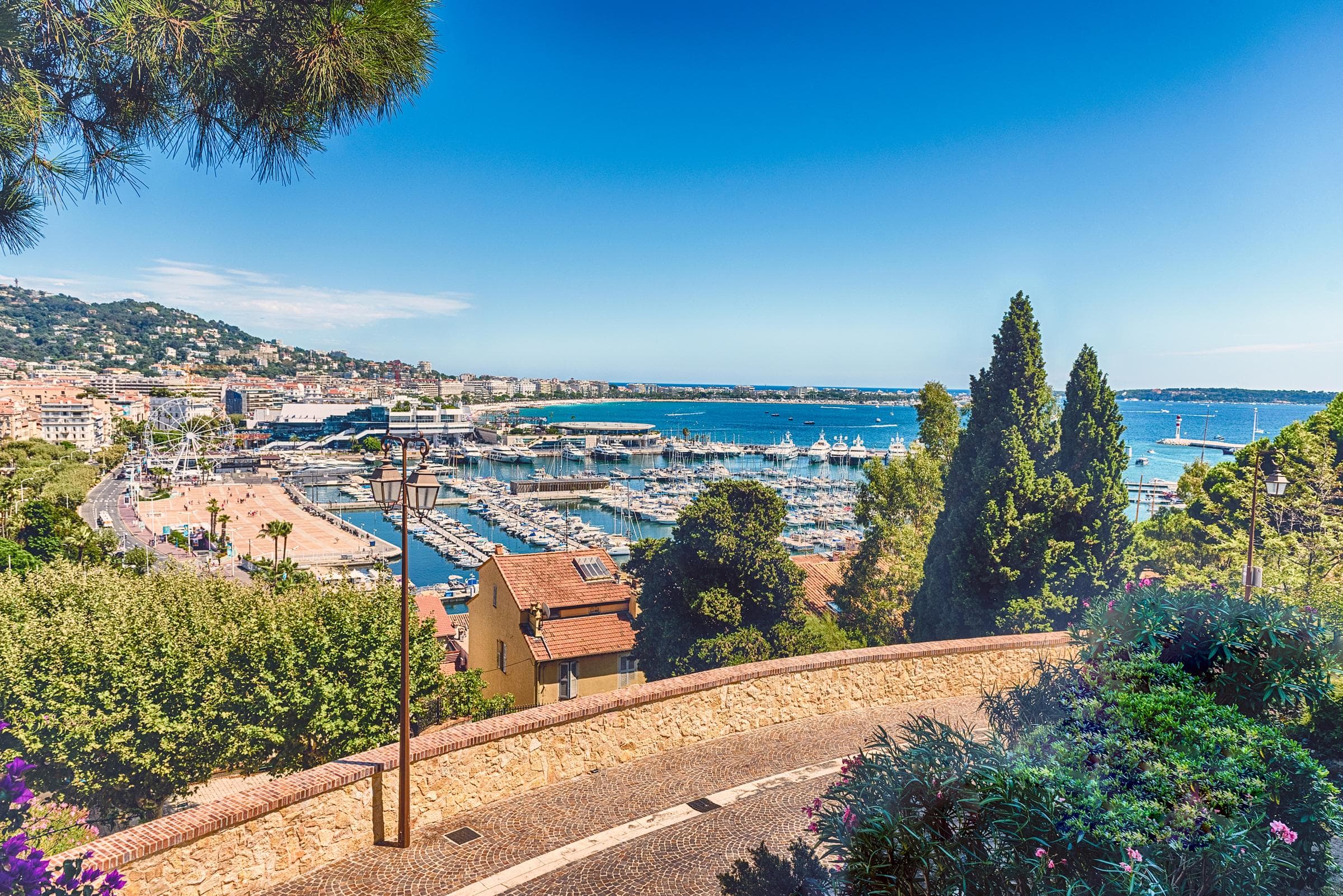 Vue du Vieux-Port de Cannes et de la baie
